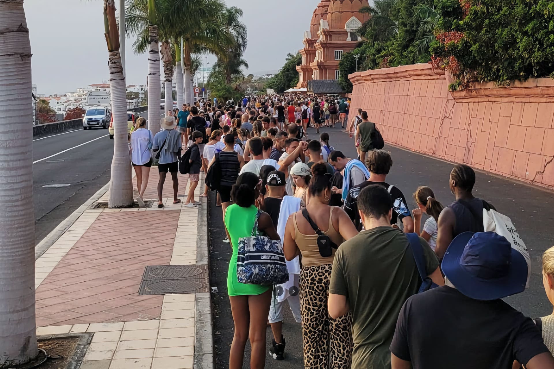 crowd at the entrance to Siam Park